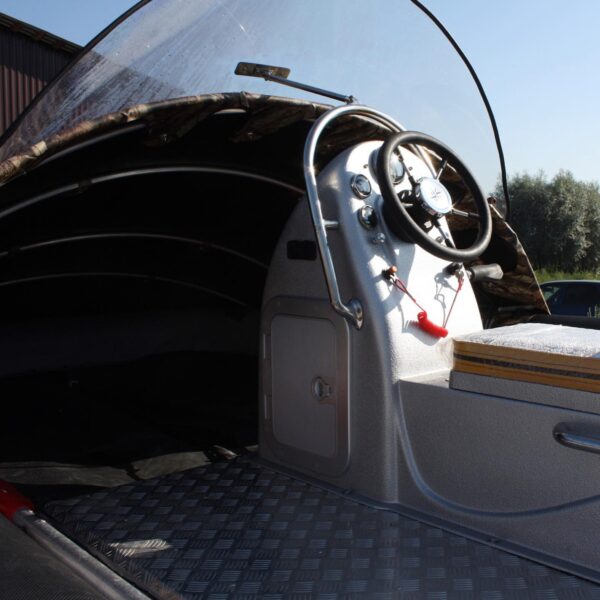 Airboat Alligator 590: 5.9 Meters of Power with Honda D17A 130hp Engine - Image 5